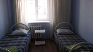 Гостиница Хостел Круиз - Большая Ель Великий Новгород Двухместный номер с 2 отдельными кроватями и общей ванной комнатой-1